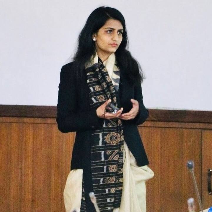 মাত্র ১৬ বছর বয়সেই শ্রবণশক্তি নষ্ট হয়ে গিয়েছিল সৌম্যার। প্রায় কিছুই শুনতে পেতেন না তিনি। এক অর্থে শারীরিক প্রতিকূলতা ছিল তাঁর। ছবি- সৌম্যার ইনস্টাগ্রাম