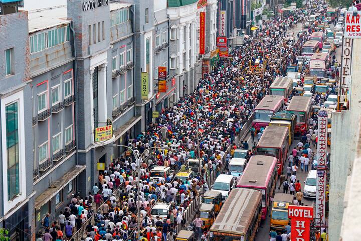 साउथ के मशहूर एक्टर और राजनेता विजयकांत के निधन के बाद शुक्रवार (29 दिसंबर) को चेन्नई में उनका अंतिम संस्कार किया गया.