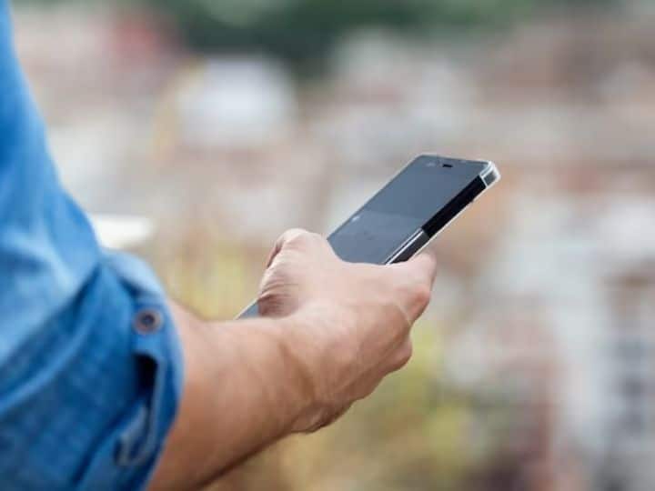 हालांकि हम आपको यहां एक ऐसा तरीका बताने वाले हैं जिसके जरिए आप औरों की कॉल्स को अवॉयड और फैमिली की कॉल्स को आसनी से उठा सकते हैं. इस खास सेटिंग को ऑन रखने पर आपको कोई भी डिस्टर्बेंस नहीं होगी और केवल वो कॉल्स आपको सुनाई देंगी जो आपने खुद सुनने के लिए चुनी है. आइये जानते हैं आखिर क्या है सेटिंग.