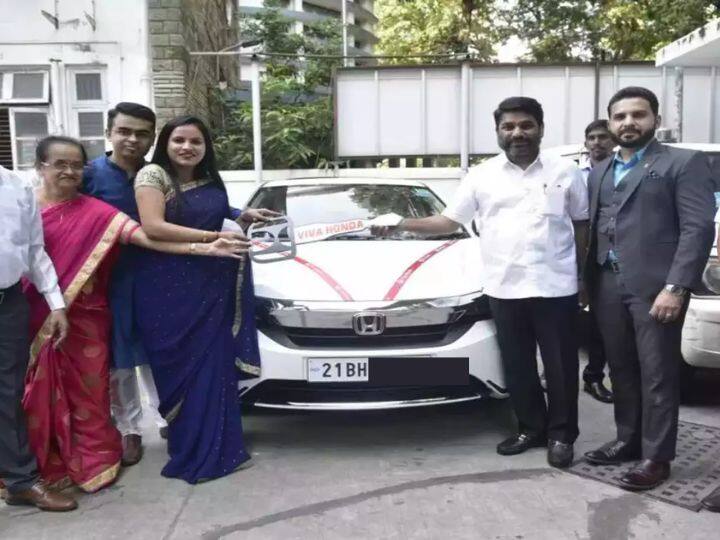 BH नंबर प्लेट से उन्हें यह सहूलियत मिलेगी कि वह भारत के एक राज्य से दूसरे राज्य में जाएंगे. तब उन्हें रजिस्ट्रेशन की चिंता नहीं होगी. वह किसी भी राज्य में अपनी गाड़ी चला सकेंगे. BH से पहले नंबर प्लेट पर जो संख्या होती है वह साल की संख्या होती है. जैसे BH से पहले अगर 21 लिखा है तो इसका मतलब है की गाड़ी साल 2021 की रजिस्टर्ड है.