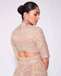 Mrunal Thakur Photo: ટ્રેડિશનલ લુકમાં અપ્સરા લાગી મૃણાલ ઠાકુર, તસવીરો થઈ વાયરલ
