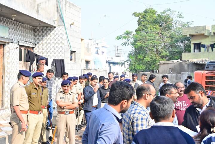 ખાસ વાત છે કે, આજે સવારે તંત્રએ પોલીસ ટીમને સાથે રાખીને તાબડતોડ એક્શન લીધી હતી, વહેલી સવારે જ બે બૂલડૉઝર અને ટીમ સાથે પહોંચેલી તંત્રની ટીમે કુખ્યાત ગુંડા તત્વ રઝાક સાઇચાનાના બે માળના ગેરકાયદે બંગલાને તોડી પાડ્યુ હતુ.