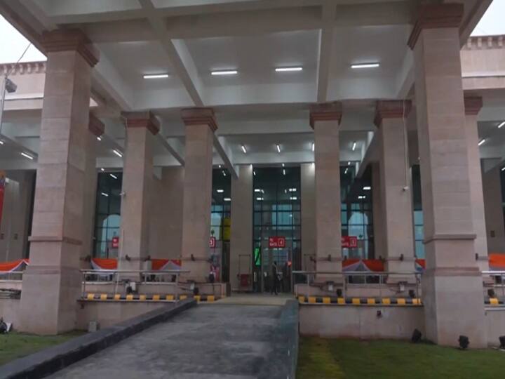 अयोध्या धाम रेलवे स्टेशन को कई आधुनिक सुविधाओं से लैस किया गया है. यह रेलवे स्टेशन किसी एयरपोर्ट से कम नहीं लगता है. इस रेलवे स्टेशन को कुल तीन चरण में विकसित किया जा रहा है, जिसका पहला चरण पूरा हो चुका है.