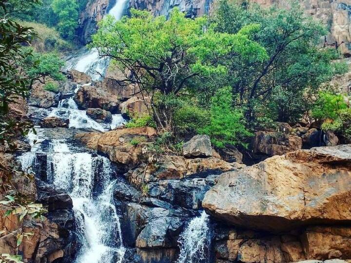 Handwara Waterfall: छत्तीसगढ़ के दंतेवाड़ा जिले में मौजूद हांदावाड़ा वाटरफॉल का नजारा पर्यटकों को खूब भा रहा है. पर्यटक यहां कैंप फायर के साथ-साथ नाइट कैंप का भी मजा ले रहे हैं.
