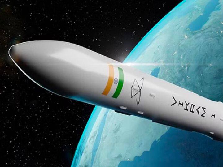 इसके साथ ही मौसम का भी इसमें दखल होता है. कह सकते हैं कि स्पेस में सैटेलाइट लॉन्च करते वक्त क्या कैलकुलेशन इस्तेमाल की जाती है तारीख तय करने के लिए यह आम जनता के लिए उजागर नहीं किया गया है. ऐसा भी हो सकता है. इसके लिए कोई फार्मूला ना हो और बस जब मिशन की तैयारियां पूरी हो जाएं. उसके हिसाब से ही इसकी तारीख तय कर ली जाती है.