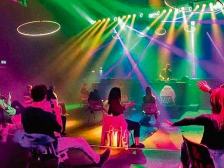 इसके साथ ही अगर आप पब्लिक प्लेस में है तो आप नियमित अंतराल पर अपने हाथ जरूर धोएं और जितना हो सके सोशल डिस्टेंसिंग को मेंटेन करके रखें. हो सके तो साथ में सैनिटाइजर जरूर रखें.