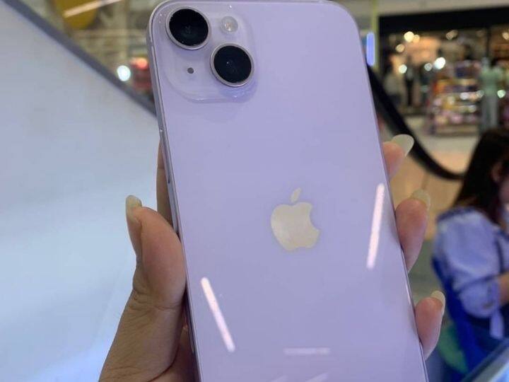 iPhone 14 और iPhone 14 Plus की कीमत फ्लिपकार्ट पर क्रमश: 58,999 रुपये और 64,999 रुपये है. इनके अलावा भी आप रेडमी, वीवो, सैमसंग, वनप्लस समेत तमाम कंपनियों के स्मार्टफोन को कम कीमत में खरीद सकते हैं. ध्यान दें, हमने इस लेख में जो भी कीमत मोबाइल फोन्स की बताई है वो सभी प्रकार के डिस्काउंट को कम करने के बाद की है.