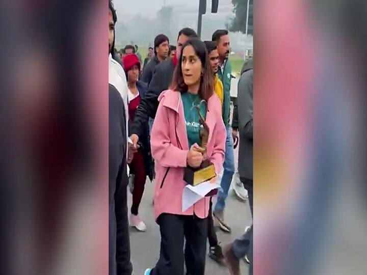 Vinesh Phogat : பஜ்ரங் புனியாவை தொடர்ந்து வினேஷ் போகட் அதிரடி.. ராஜ்பாத்தில் விருதை விட்டுச்சென்றதால் பரபரப்பு Wrestler Vinesh Phogat returns Khel Ratna Arjuna Award On Kartavya Path Wrestling Association Issue Vinesh Phogat : பஜ்ரங் புனியாவை தொடர்ந்து வினேஷ் போகட் அதிரடி.. ராஜ்பாத்தில் விருதை விட்டுச்சென்றதால் பரபரப்பு