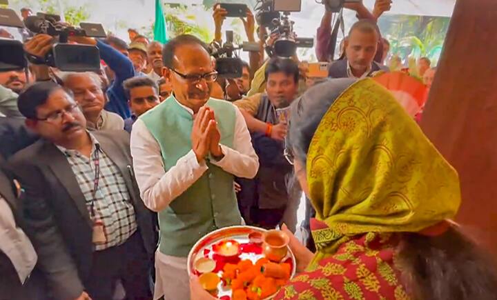 मध्य प्रदेश के पूर्व मुख्यमंत्री शिवराज सिंह चौहान ने बुधवार (27 दिसंबर) को मुख्यमंत्री निवास खाली कर दिया. पूर्व सीएम ने बंगले को खाली करने से पहले मंदिर में पूजा-अर्चना भी की.