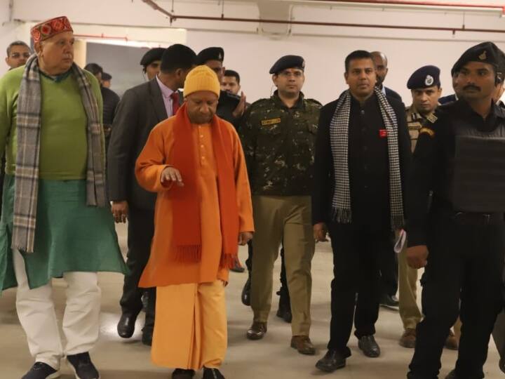 मुख्यमंत्री ने नया बस अड्डा, ऑडिटोरियम, मल्टीलेवल पार्किंग, धर्म पथ आदि स्थानों का अवलोकन किया.