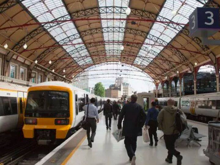 हाल ही में रेलवे स्टेशन में एक प्रयोग हुआ. उसमें स्टेशन के बाहर निकलने वाले रास्ते पर लगे घूमने वाले दरवाजों में टरबाइन जोड़ दी गई. इन दरवाजों के घूमने से हर रोज 2200 वॉट बिजली बनी. इतनी बिजली चार लोगों के परिवार में 9 घंटे के इस्तोमाल के लिए काफी है. इस फर्श से भी इसी तरह बिजली बनाई जा सकती है.