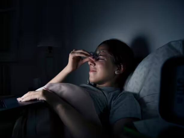 ਰਾਤ ਨੂੰ ਇਨਸੌਮਨੀਆ ਇੱਕ ਆਮ ਸਮੱਸਿਆ ਹੈ ਜਿਸ ਤੋਂ ਬਹੁਤ ਸਾਰੇ ਲੋਕ ਪੀੜਤ ਹਨ। ਰਾਤ ਨੂੰ ਚੰਗੀ ਨੀਂਦ ਲੈਣਾ ਬਹੁਤ ਜ਼ਰੂਰੀ ਹੈ ਕਿਉਂਕਿ ਸਰੀਰ ਅਤੇ ਦਿਮਾਗ ਨੂੰ ਆਰਾਮ ਅਤੇ ਊਰਜਾ ਨਾਲ ਭਰਨ ਲਈ ਲੋੜੀਂਦੀ ਨੀਂਦ ਬਹੁਤ ਜ਼ਰੂਰੀ ਹੈ।