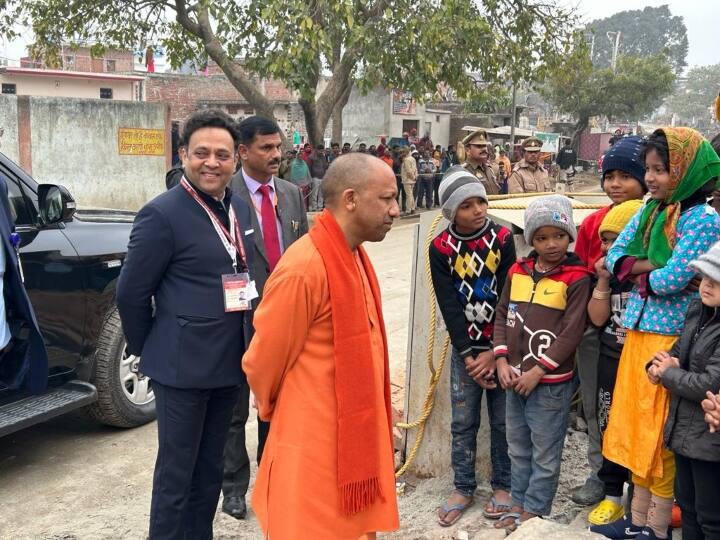 CM Yogi Adityanath in Ayodhya: पीएम मोदी के साथ अयोध्या दौरे पर आए मुख्यमंत्री योगी आदित्यनाथ ने बच्चों का दिल जीत लिया. उन्होंने लाभार्थियों के बच्चों से बातचीत कर पढ़ाई की जानकारी हासिल की.