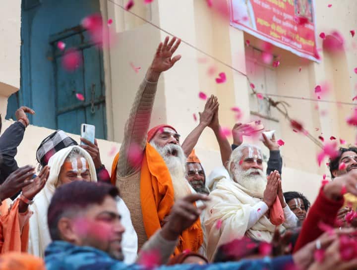 Narendra Modi Ayodhya Visit PM Modi received grand welcome saints also showered flowers on him ann PM Modi in Ayodhya: अयोध्या में पीएम मोदी का हुआ भव्य स्वागत, साधु संतों ने भी बरसाए फूल