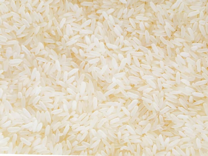 Rice water for hair:  तुमच्या केसांचा कोरडेपणा दूर व्हावा आणि ते चमकावे असे वाटत असेल तर तांदळाचे पाणी वापरणे सुरू करा .