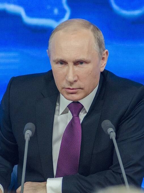 व्लादिमीर पुतिन चलते समय अपना राइट हैंड क्यों नहीं हिलाते