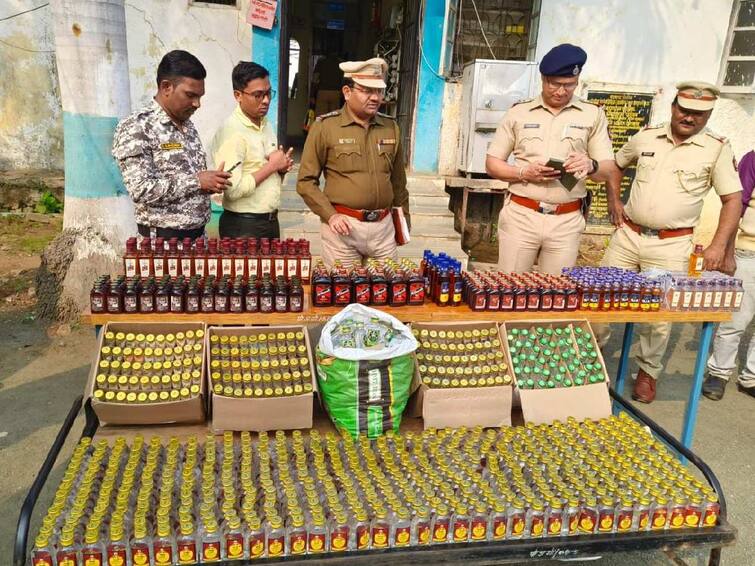 Gondia police seized large quantity of liquor along with  liquor seller before thirty first Big operation by police Crime News Gondia Crime News : 'थर्टी फर्स्ट'च्या आधीच गोंदिया पोलिसांची मोठी कारवाई; मोठ्या प्रमाणात दारूचा साठा जप्त