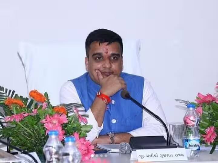 જોકે, આ વાત રાજ્ય સરકાર પાસે પહોંચતા જ એક્શન લેવાનુ શરૂ કરાયુ હતુ. રઝાક સાઇચાનાની વિરૂદ્ધમાં લેન્ડ ગ્રેબિંગની ફરિયાદ થઇ હતી જે પછી રાજ્યના ગૃહ રાજ્ય મંત્રી હર્ષ સંઘવીએ ડિમૉલેશનના આદેશ આપ્યા હતા,