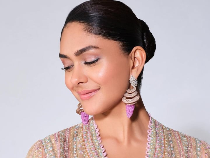 Mrunal Thakur : మృణాల్ ఠాకూర్ మరాఠీ భామ అయినా.. తన తెలుగు సినిమాలతో తెలుగింటి ఆడపడుచు అయిపోయింది.