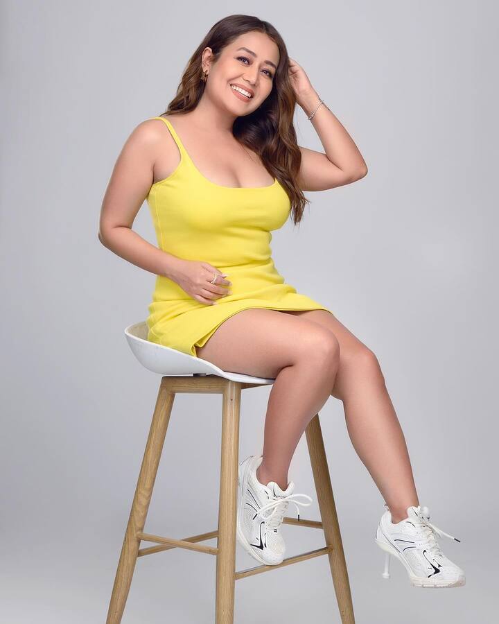 સિંગર નેહાએ કેમેરાની સામે અલગ-અલગ અંદાજમાં ખૂબ જ શાનદાર પોઝ આપ્યા છે.