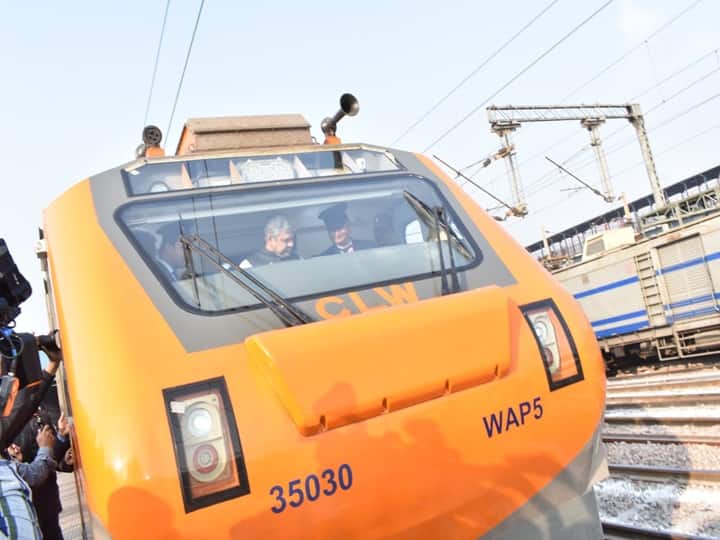 Vande Bharat Amrit Bharat Express Flag Off: प्रधानमंत्री नरेंद्र मोदी 30 दिसंबर को देश को आठ नई ट्रेनों की सैगात देते वाले हैं. इसमें दो अमृत भारत और छह नई वंदे भारत ट्रेन शामिल हैं.
