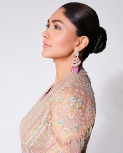 Mrunal Thakur Photo: ટ્રેડિશનલ લુકમાં અપ્સરા લાગી મૃણાલ ઠાકુર, તસવીરો થઈ વાયરલ