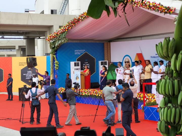 88.52 ஏக்கர் பரப்பளவில், 6,50,698 சதுர அடியில் கட்டப்பட்டுள்ள கலைஞர் நூற்றாண்டு பேருந்து முனையத்தை தமிழக முதல்வர் ஸ்டாலின் தொடங்கி வைத்தார்.