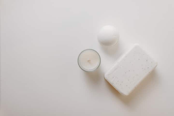 काही लोक लवकर अंघोळ करतात, तर बहुतेक लोक बाथरूममध्ये तासनतास घालवतात . काहींना अंगावर आणि चेहऱ्यावर भरपूर साबण लावून अंघोळ करायला आवडते . [Photo Credit : Pexel.com]