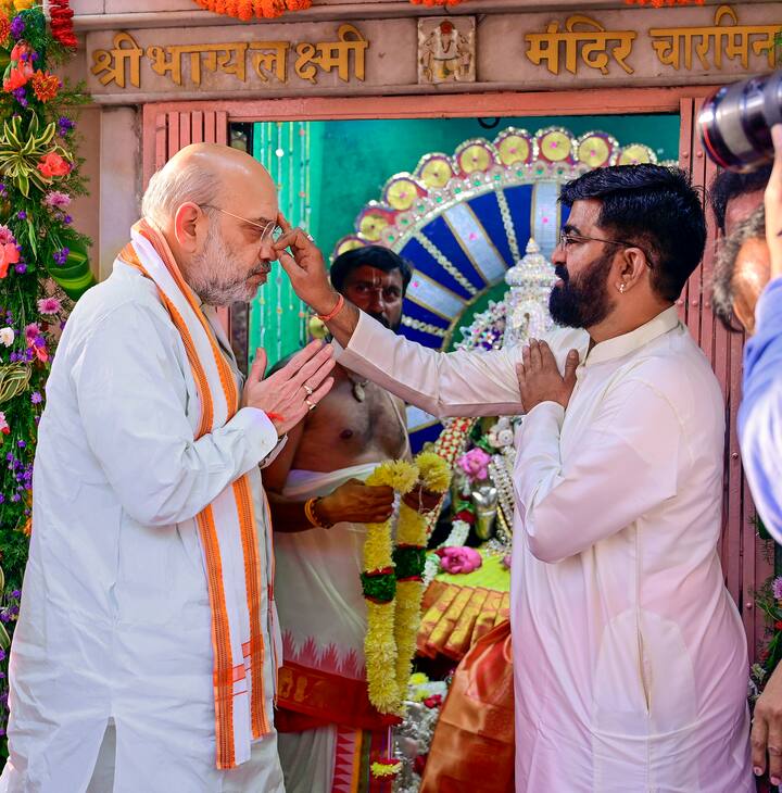 केंद्रीय गृह मंत्री अमित शाह ने गुरुवार (28 दिसंबर) को हैदराबाद की चारमीनार के पास स्थित भाग्यलक्ष्मी मंदिर में पूजा-अर्चना की.