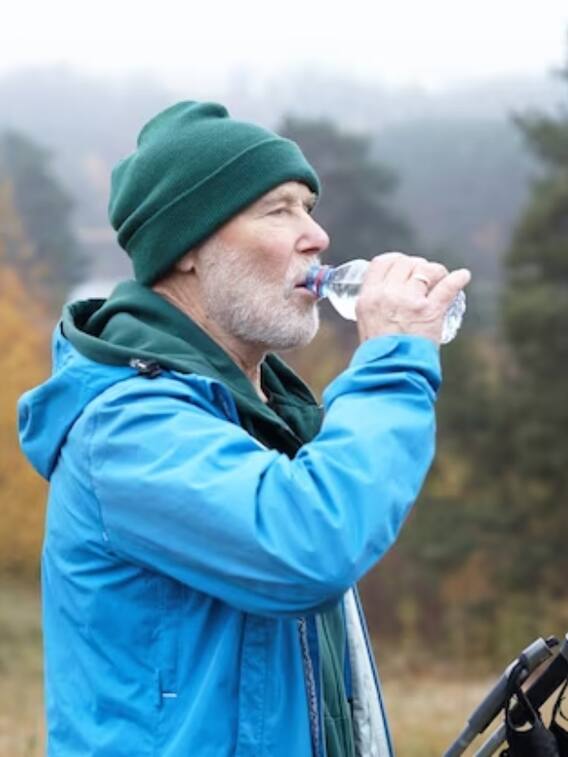 ठंड में एक आदमी को रोज कितना पानी पीना चाहिए