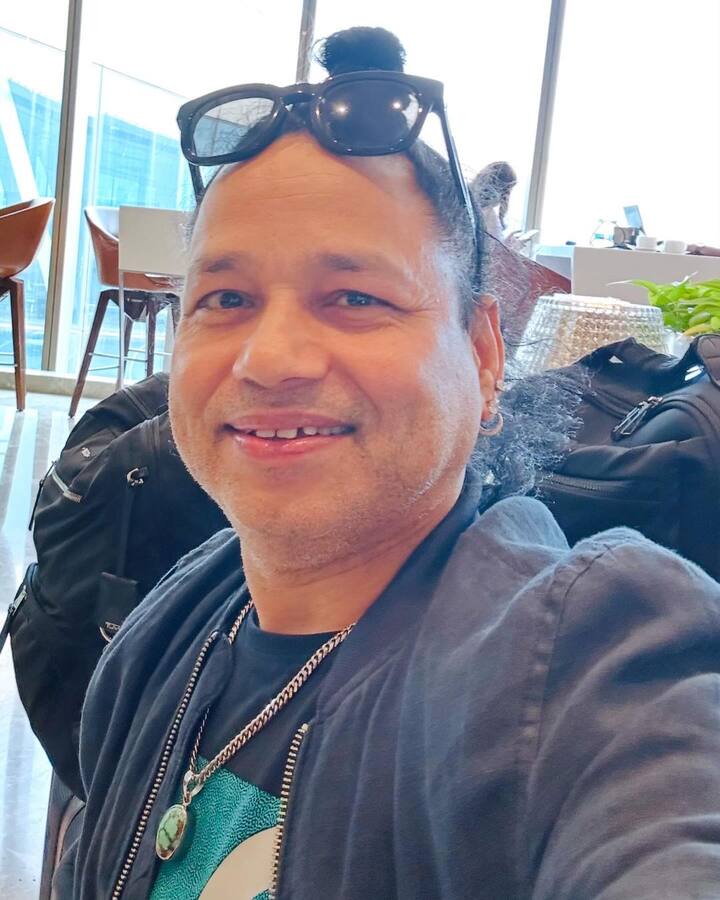 सिंगर कैलाश खेर पर एक कॉन्सर्ट में तो किसी ने बोतल फेंककर मारी थी, जो उनके जाकर लगी थी. कहा जाता है कि उस शख्स की गाने की डिमांड ना पूरी होने पर उनसे ऐसा किया था.