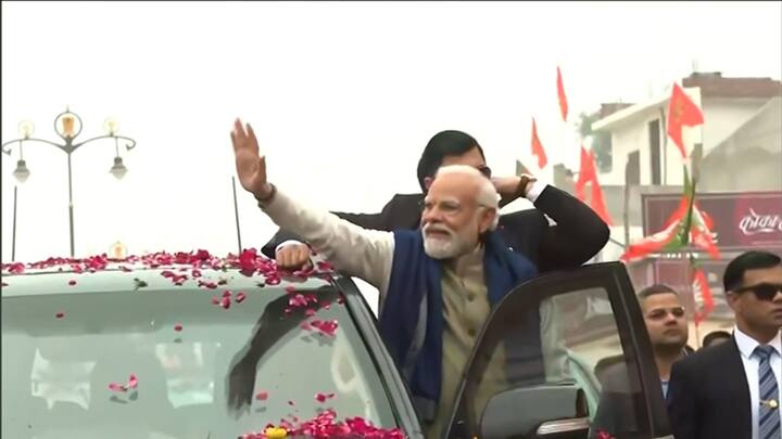 অযোধ্যায় মেগা রোড শো করলেন প্রধানমন্ত্রী। রাস্তার দুধারে উপচে পড়ল আগ্রহী মুখ। ফুল ছুড়ে অভ্যর্থনা জানাল হল মোদিকে। তিনি হাত নেডে জানালেন অভিবাদন।