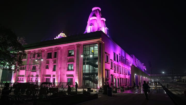 Ayodhya Dham Railway Station: અયોધ્યાના પુનઃવિકાસિત 'અયોધ્યા ધામ' રેલ્વે સ્ટેશનને એવી રીતે ડિઝાઇન કરવામાં આવ્યું છે કે આધુનિકતાની સાથે લોકો સંસ્કૃતિને પણ જોઈ શકે. આ 'અયોધ્યા ધામ' રેલવે સ્ટેશન ખરેખરમાં સંસ્કૃતિ અને આધુનિકતાનો અનોખો સમન્વય છે, કેમ કે જોવામાં આ 'અયોધ્યા ધામ' રેલવે સ્ટેશન કોઈ એરપોર્ટથી કમ નથી લાગતુ...