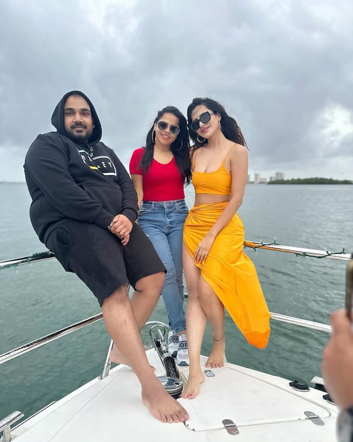 ఇదే ఫేమ్తో ఆమె బిగ్బాస్ సీజన్ 3కి వెళ్లింది. తన అంద చందాలతో తెలుగు ప్రేక్షకులు దగ్గరైంది ఈ బ్యూటీ.
