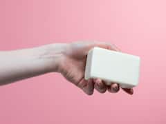 Soap On a Body : अंघोळ करताना जास्त साबण वापरणे चांगले आहे का?