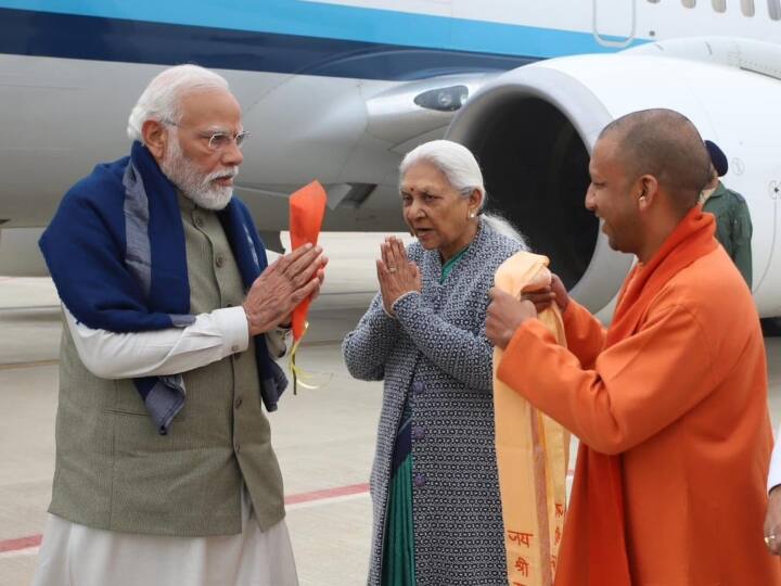 देश के प्रधानमंत्री नरेंद्र मोदी शनिवार को तय समय में अयोध्या पहुंच गये.