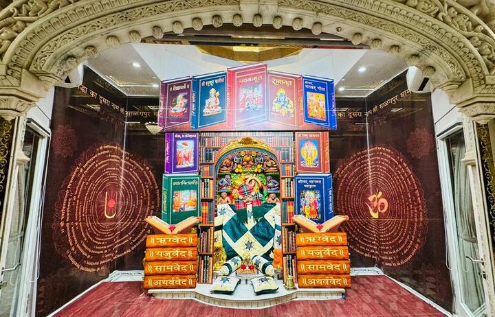 આ સિલસિલામાં આજે પવિત્ર ધામ શ્રી કષ્ટભંજનદેવ દાદા હનુમાનજીના મંદિર સાળંગપુરમાં દિવ્ય શણગાર અને વૈદિક ગ્રંથોના દર્શન કરાવવામાં આવ્યા હતા. જુઓ અહીં તસવીરોમાં..