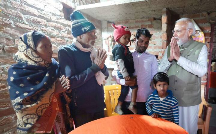 एयरपोर्ट से निकलने के बाद पीएम मोदी ने रोड शो किया. रोड शो के दौरान लोगों की भारी भीड़ उमड़ी. सड़क के दोनों तरफ खड़े लोग पीएम मोदी की एक झलक देखने को बेताब नजर आए.