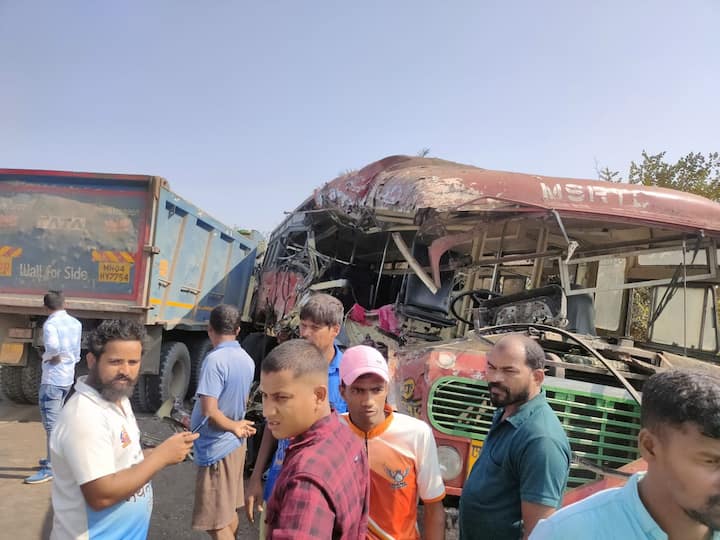 Palghar ST Bus Accident : मनोर-विक्रमगड रोडवर बोरांडा येथे एसटी बसचा अपघात झाला आहे. या अपघातात दोन चिमुकल्यांचा मृत्यू झाला असून 10 ते 15 जण जखमी झाले आहेत.