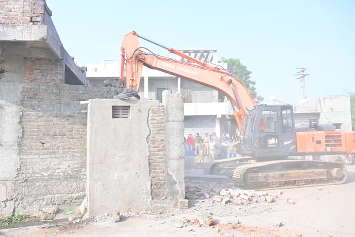 Jamnagar News: ગુજરાતમાં પણ હવે માફિયાઓ વિરૂદ્ધ સરકાર કડક હાથે કામ લઇ રહી છે, રાજ્યના જામનગરમાં આજે કુખ્યાત ગુંડા તત્વ રઝાક સાઇચાના વિરૂદ્ધ તંત્રએ તાબડતોડ એક્શન લેતા આજે તેના ગેરકાયદે બંગલા પર બૂલડૉઝર ફેરવી દીધુ છે, આ ઘટનાની તસવીરો હાલમાં જ સામે આવી છે.