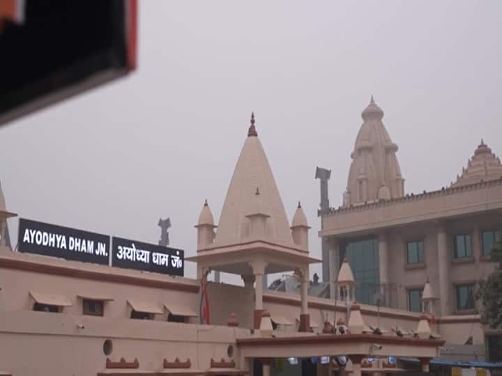 Ayodhya Dham Railway Station: जनवरी में राम मंदिर के होने वाले प्राण प्रतिष्ठा कार्यक्रम से पहले देशवासियों को पीएम मोदी खास तोहफा दे रहे हैं. इसके तहत अयोध्या को नए रेलवे स्टेशन की भी सौगात मिली है.