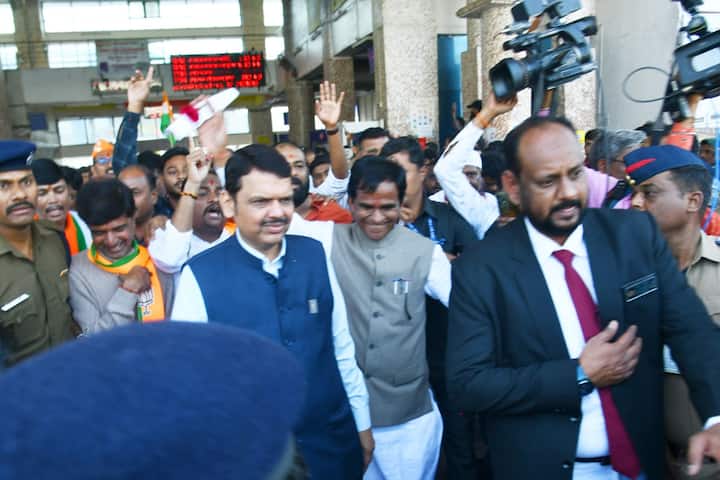 छत्रपती संभाजीनगर रेल्वे स्थानकावर जिल्ह्याचे पालकमंत्री संदिपान भुमरे यांनी देवेंद्र फडणवीस यांचे स्वागत केले.