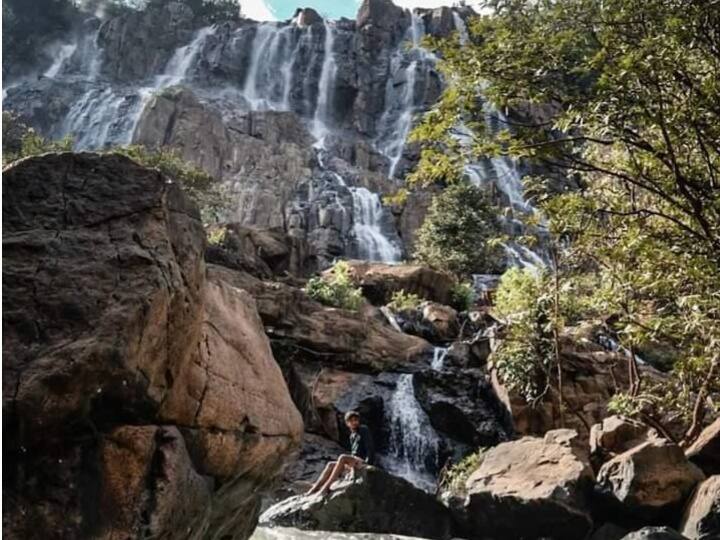 दंतेवाड़ा जिले में स्थित हांदावाड़ा वाटरफॉल का नजारा ठंड के मौसम में बेहद खूबसूरत लग रहा है. हंदावाड़ा वॉटरफॉल पर्यटकों की पहली पसंद बनी हुई है.