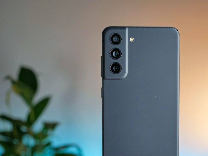 Samsung Galaxy S21 FE 5G को आप फ्लिपकार्ट से सिर्फ 29,999 रुपये में खरीद सकते हैं. इसमें आपको स्नैपड्रैगन 888 प्रोसेसर,12+12+8MP के तीन कैमरा मिलते हैं.