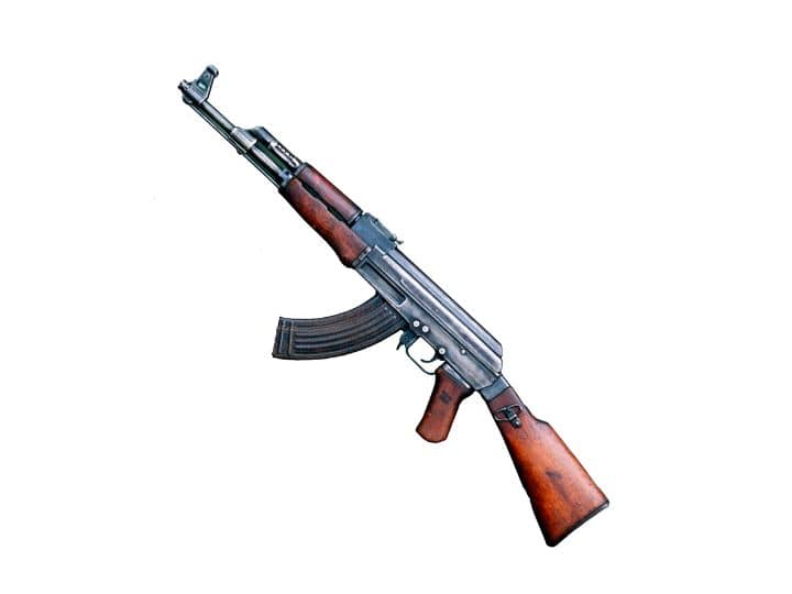 AK-47 यह दुनिया की वह बंदूक है. जिसका नाम गिनीज बुक ऑफ वर्ल्ड रिकॉर्ड्स में दर्ज है. यह ऑटोमेटिक और सेमी ऑटोमेटिक दोनों मोड में आती है.यह दुनिया में सबसे ज्यादा इस्तेमाल की जाने वाली बंदूक है. इसमें 1 मिनट में 580 राउंड फेंकने की क्षमता है. भारतीय सेना समेत कई देशों की सेनाएं इसका इस्तेमाल कर रहीं हैं.