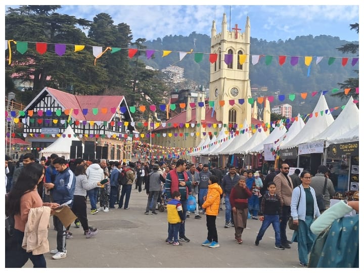 Shimla Tourist: हिमाचल प्रदेश की राजधानी और पहाड़ों की रानी शिमला में पर्यटकों की भारी भीड़ लगी हुई है. नए साल से पहले बड़ी संख्या में सैलानी शिमला का रुख कर रहे हैं.