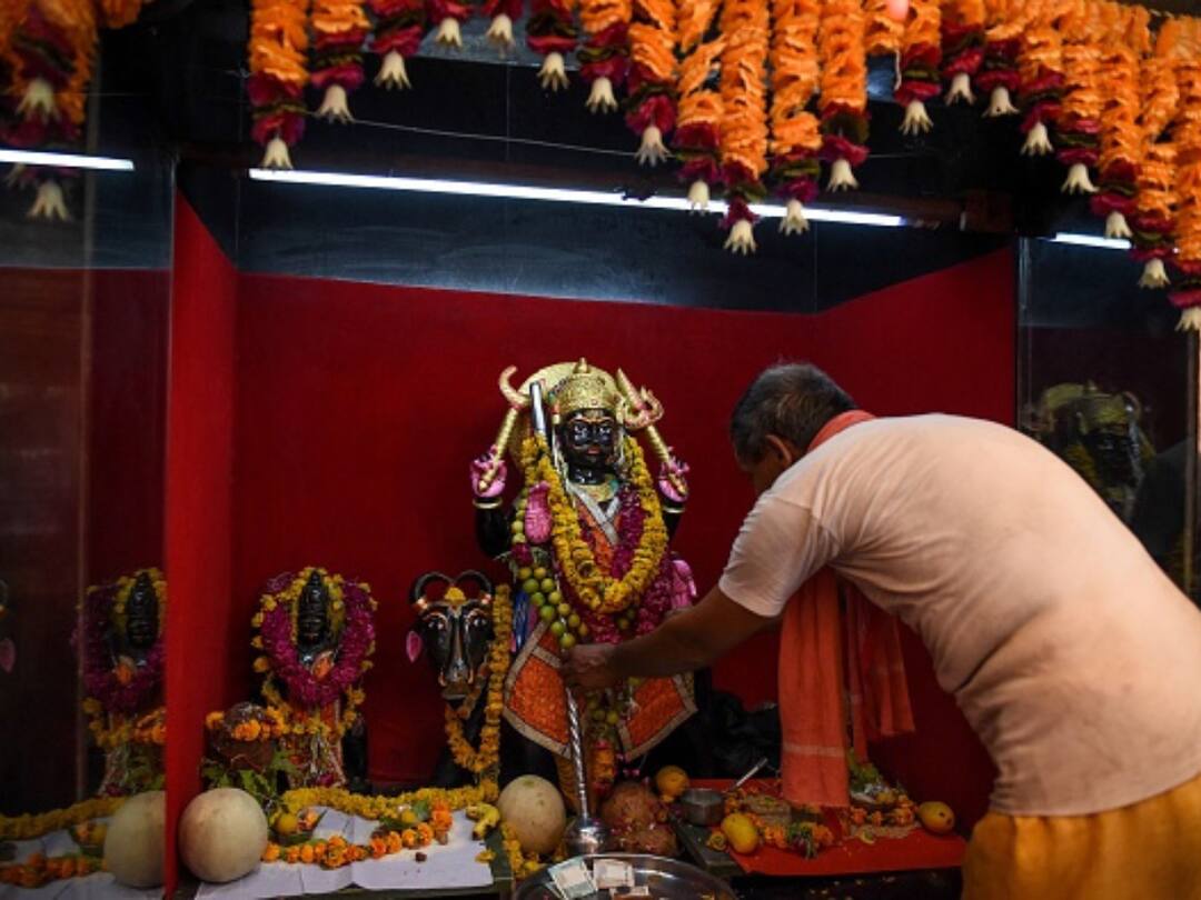 Saturday Upay: Things You Need To Do On The Last Saturday Of 2023 To Reap Benefits From Shani Dev Saturday Upay: Things You Need To Do On The Last Saturday Of 2023 To Reap Benefits From Shani Dev Saturday Upay: Things You Need To Do On The Last Saturday Of 2023 To Reap Benefits From Shani Dev