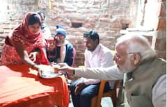 In Pics: अयोध्या में PM मोदी ने उज्ज्वला योजना की लाभार्थी के घर जाकर पी चाय, देखें तस्वीरें