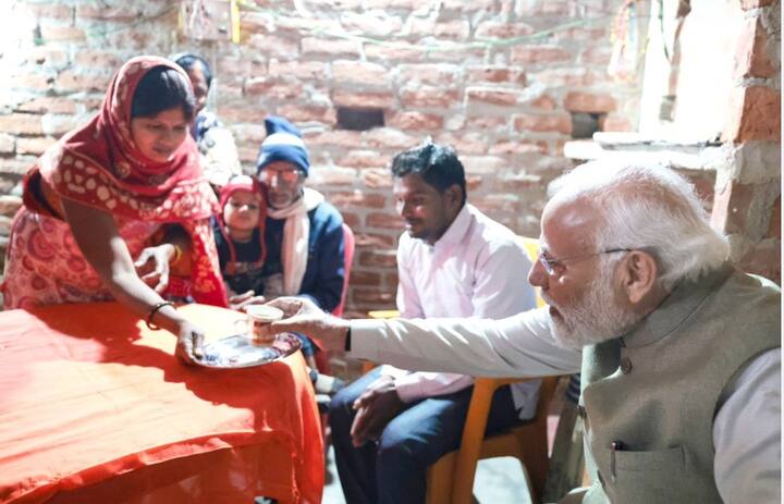 पीएम मोदी आज (शनिवार) अयोध्या दौरे पर पहुंचे. उन्होंने अयोध्या को रेलवे स्टेशन और एयरपोर्ट की सौगात दी. महर्षि वाल्मीकि अंतरराष्ट्रीय एयरपोर्ट पर मुख्यमंत्री योगी आदित्यनाथ और राज्यपाल आनंदीबेन पटेल ने पीएम मोदी का स्वागत किया.