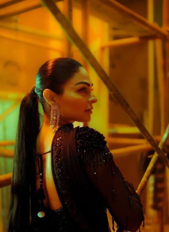 ਨੀਰੂ ਉਨ੍ਹਾਂ ਅਭਿਨੇਤਰੀਆਂ ਵਿੱਚੋਂ ਇੱਕ ਹੈ ਜੋ ਆਪਣੇ ਸੋਸ਼ਲ ਮੀਡੀਆ ਹੈਂਡਲ ਰਾਹੀਂ ਅਕਸਰ ਪ੍ਰਸ਼ੰਸਕਾਂ ਵਿਚਾਲੇ ਐਕਟਿਵ ਰਹਿੰਦੀ ਹੈ। ਇਸ ਵਿਚਾਲੇ ਅਦਾਕਾਰਾ ਨੇ ਆਪਣੇ ਸੋਸ਼ਲ ਮੀਡੀਆ ਹੈਂਡਲ ਉੱਪਰ ਸ਼ਾਨਦਾਰ ਤਸਵੀਰਾਂ ਸ਼ੇਅਰ ਕੀਤੀਆਂ ਹਨ।